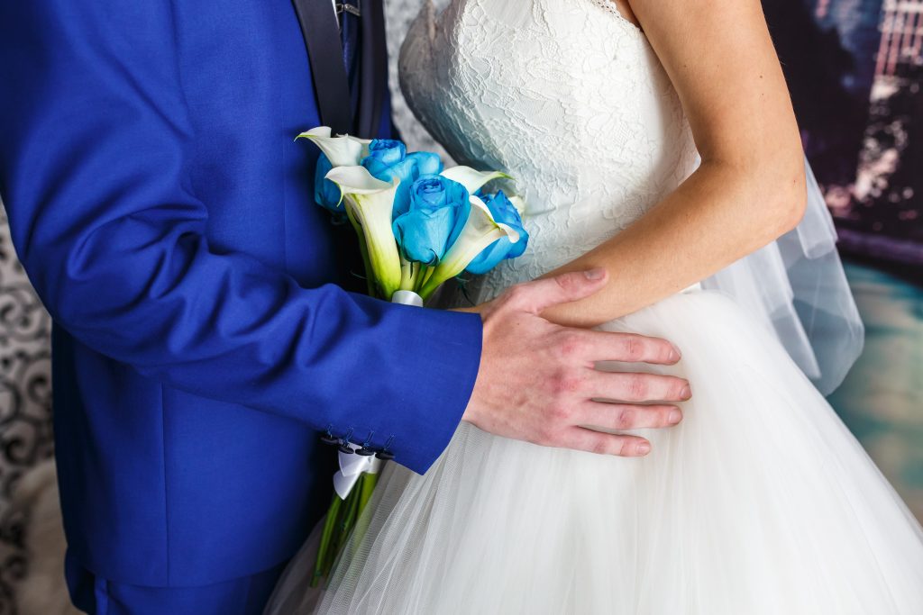 Braut und Bräutigam und etwas blaues