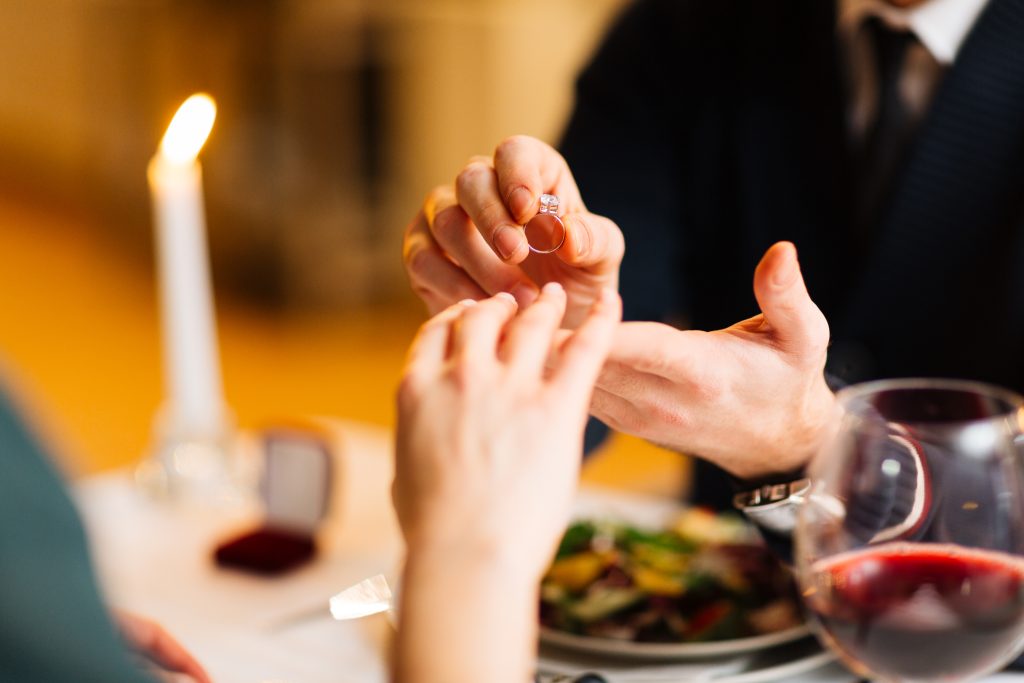 Ring wird am Tisch übergeben
