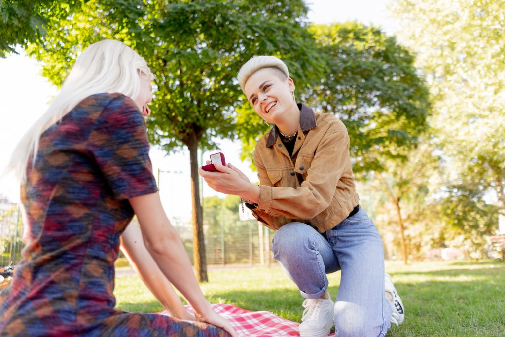Frau macht Frau einen Antrag auf Picknickdecke