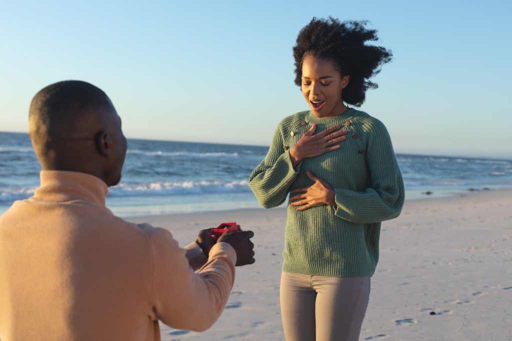 Heiratsantrag am Strand